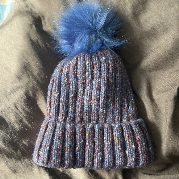 ๐ซSOLD ON M E R C A R I Winter beanie hat - Picture 2 of 3